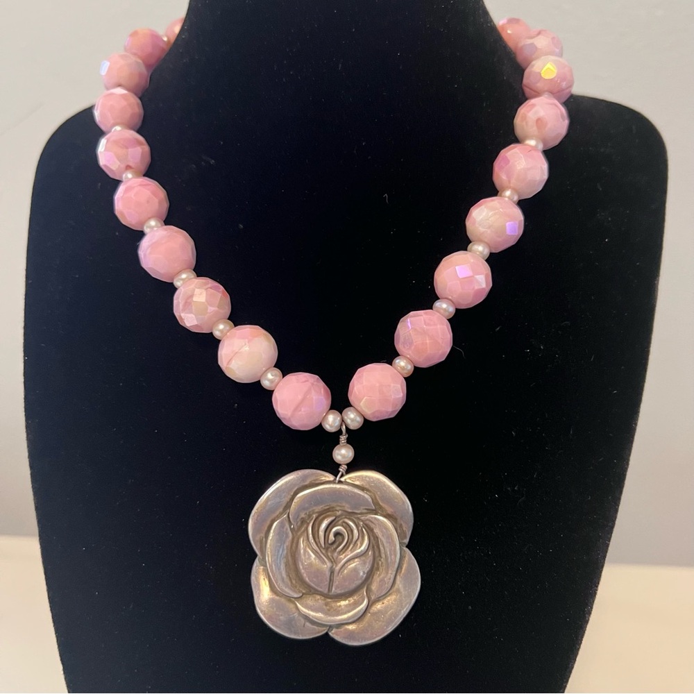 Stunning Silver Rose Pendant on Vintage 1960s Beads + Freshwater Pearls Necklace - Picture 10 of 13